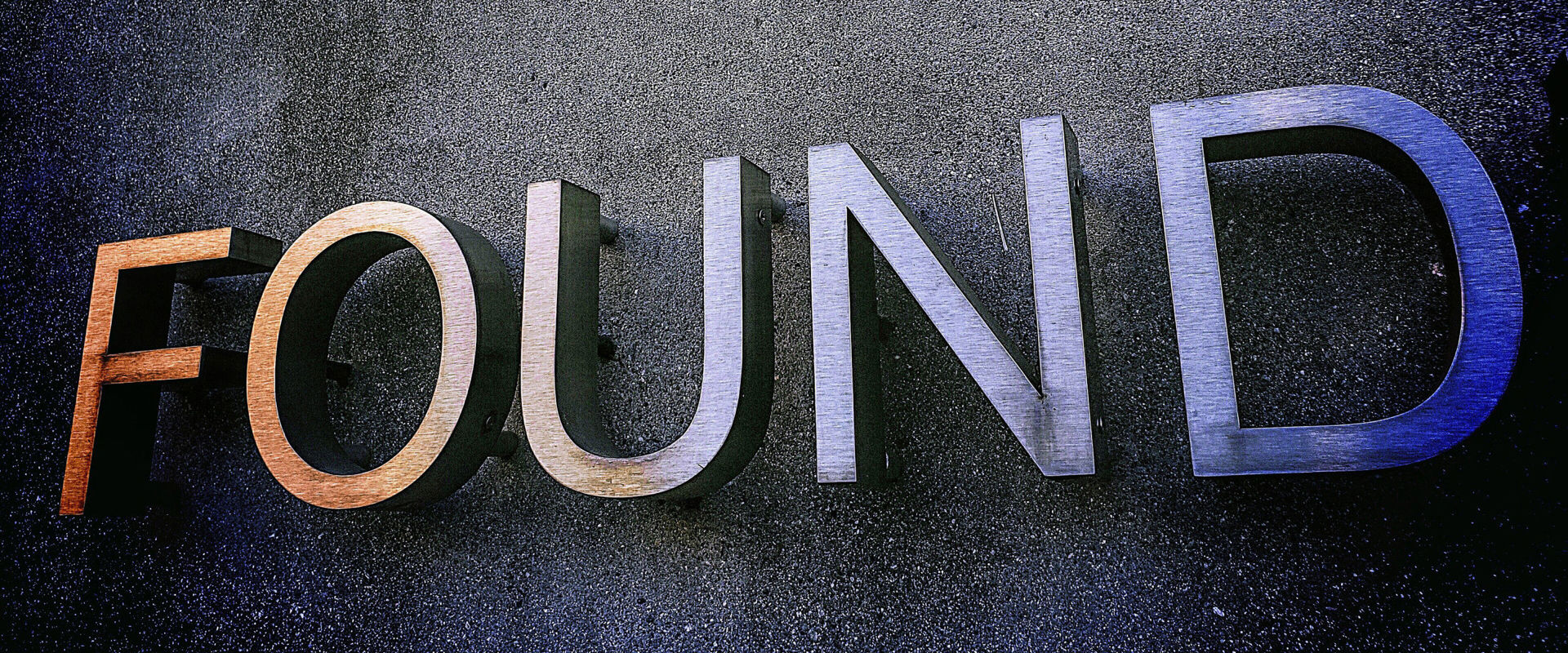 Fundbüro Schild mit dem Schriftzug "Gefunden" auf einer Mauer.