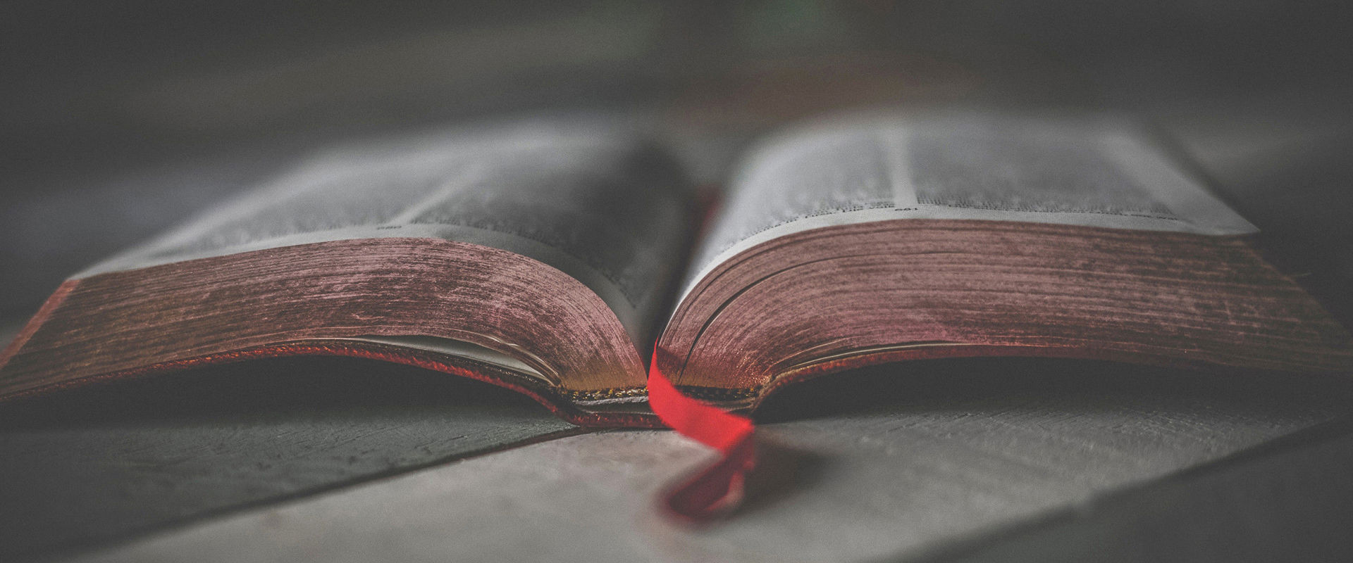 Buch Offenes Buch mit Lesezeichen.