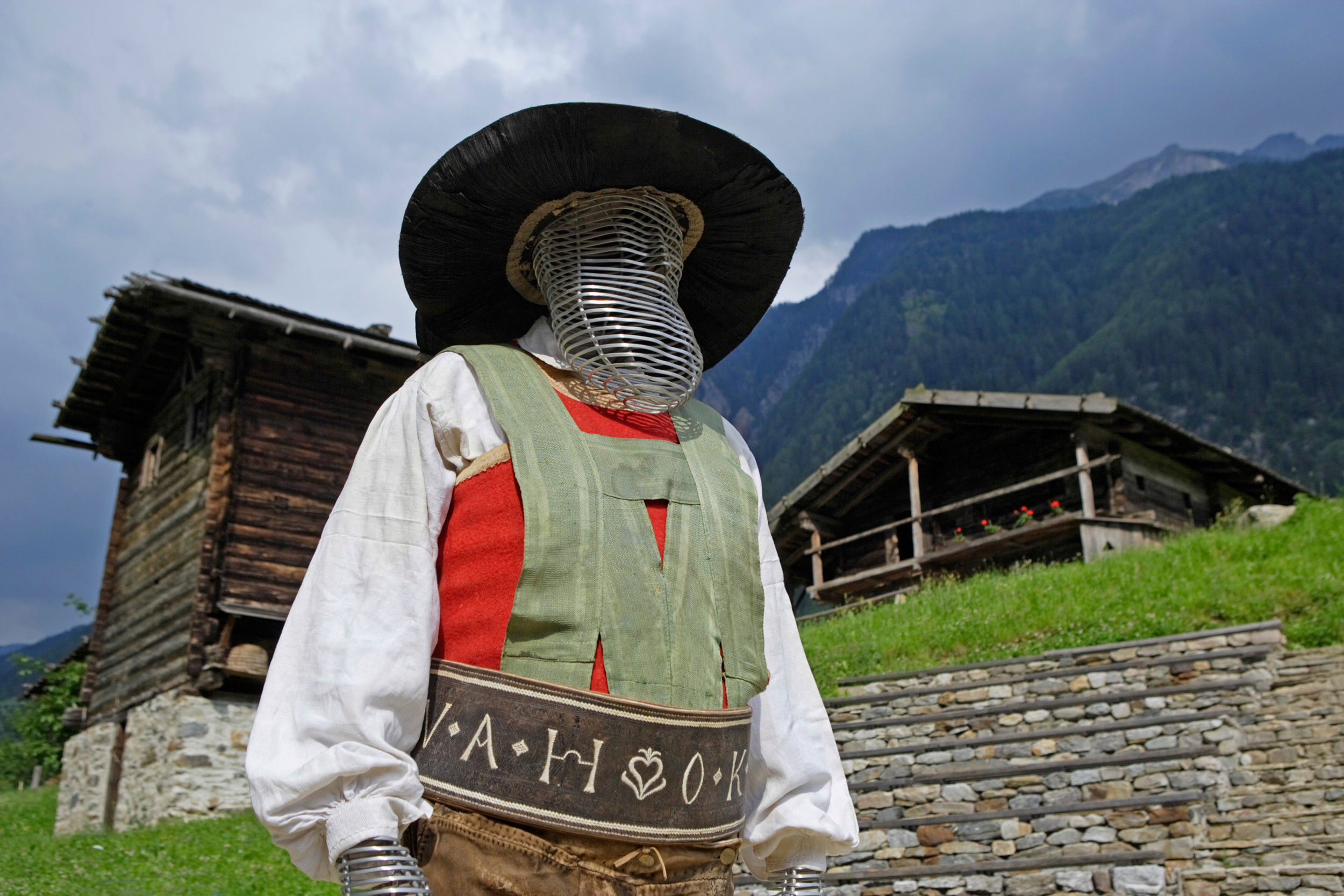 Statue in typischer Südtiroler Tracht.