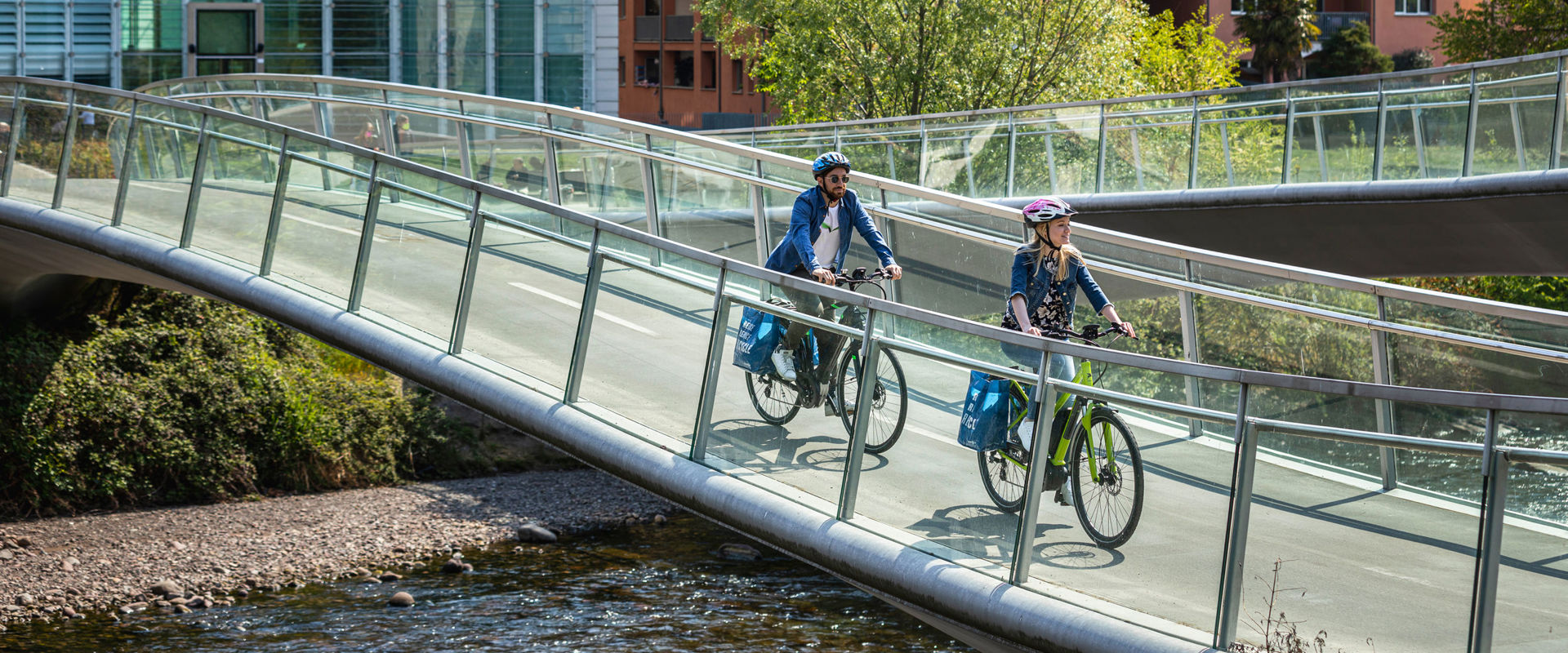 Radbrücke beim Museion in Bozen. 2 Radfahrer auf der Radbrücke beim Museion.