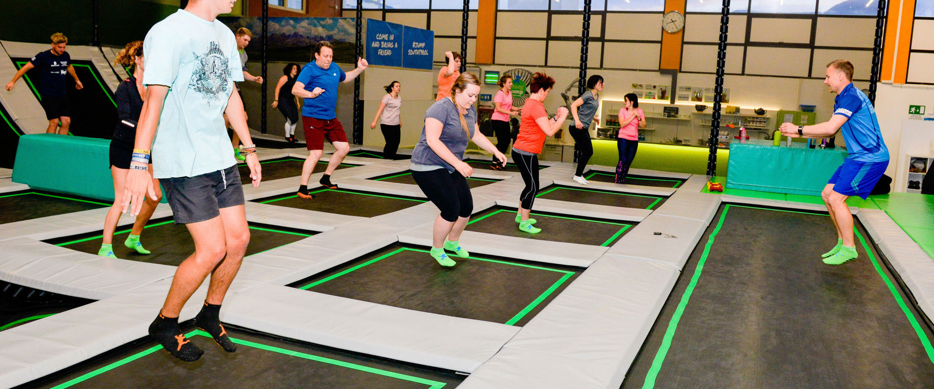 Trampolinspringen Gruppe Erwachsener beim Trampolinspringen.