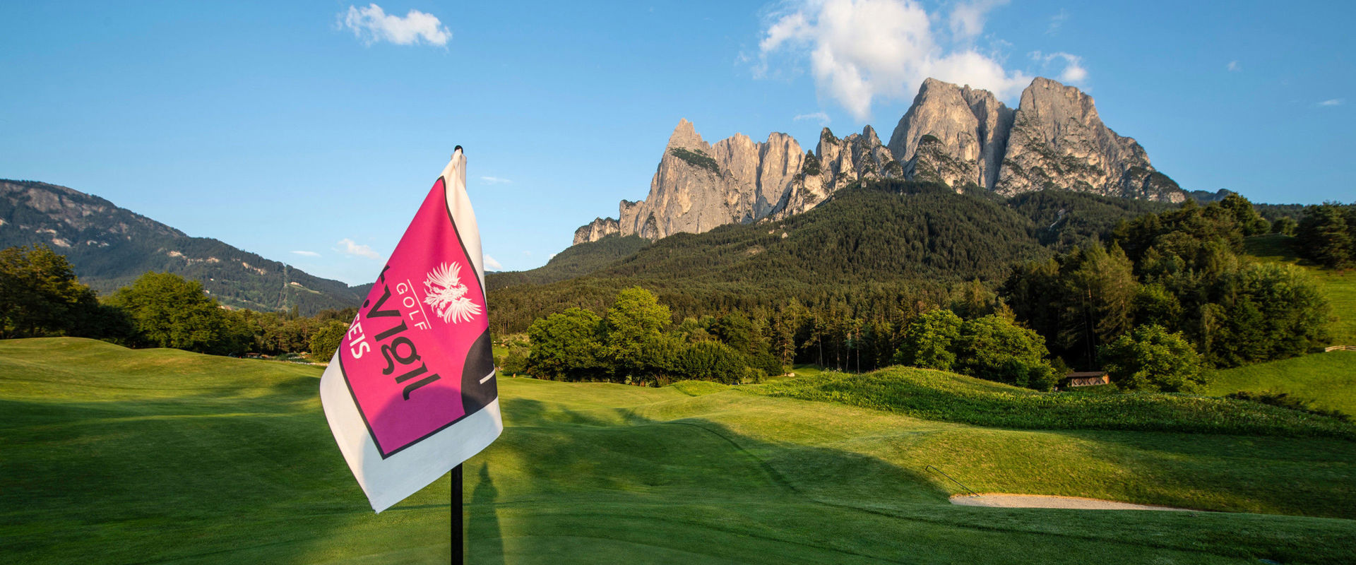 Golfclub St. Vigil Seis Golfplatz mit Blick auf die Dolomiten.