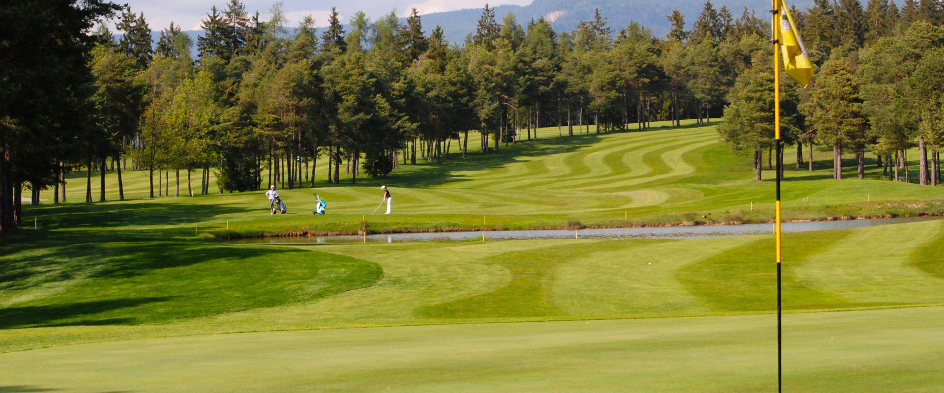 Golfclub Dolomiti Golfplatz mit 2 Golfspielern.