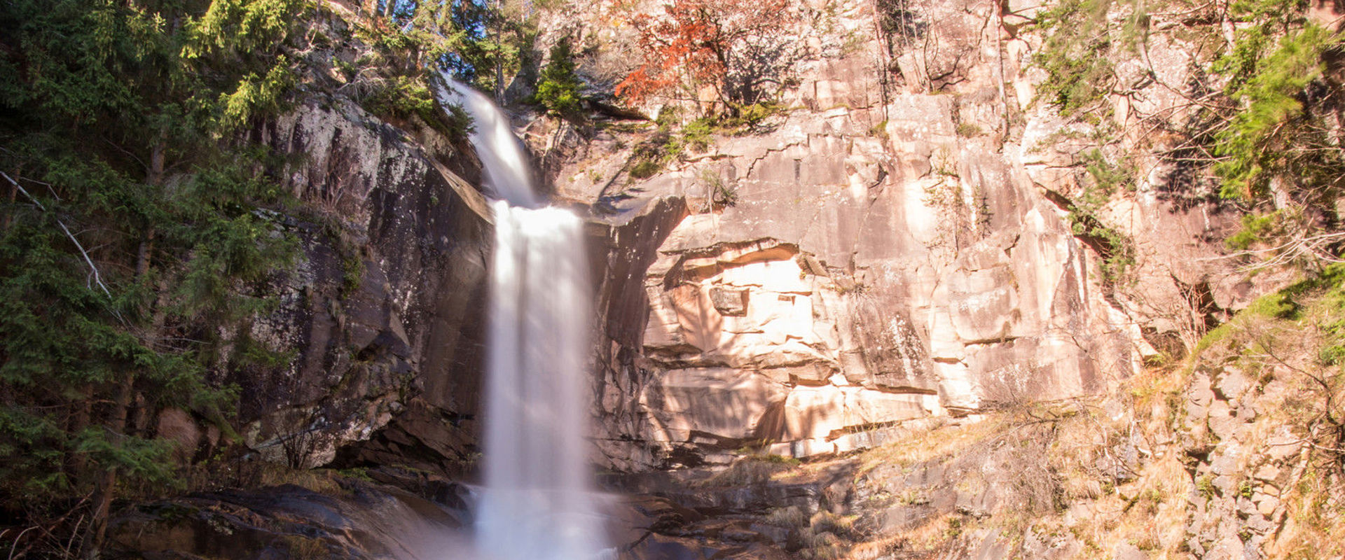 Barbianer Wasserfall Wasserfall braust die steile Felswand hinunter.