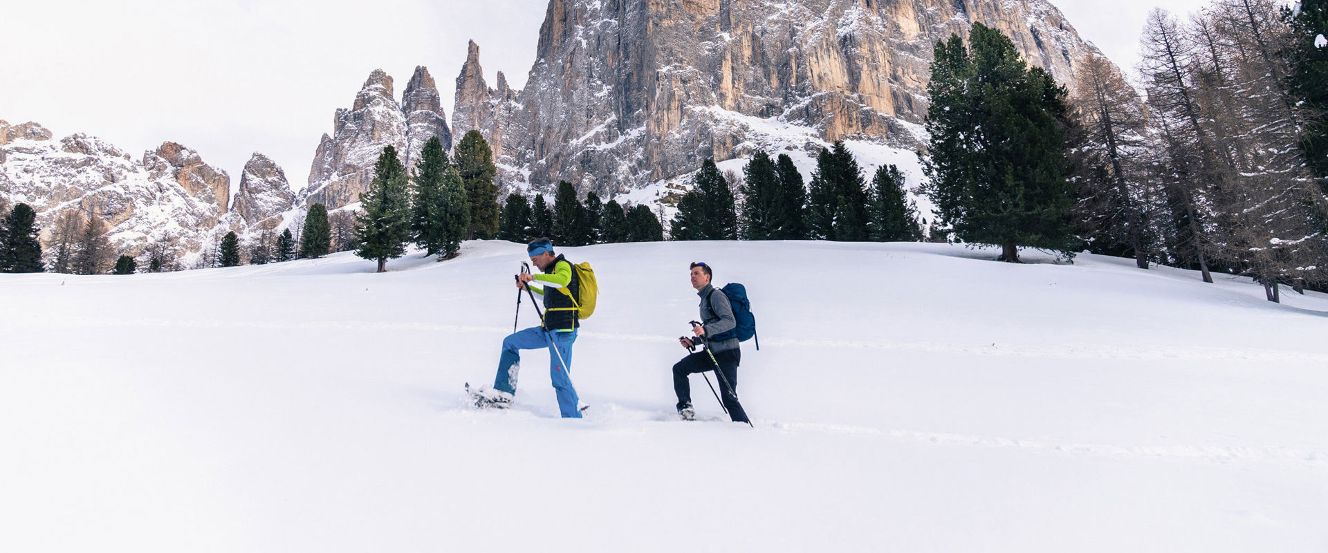 Latemar Gebirgsstock 2 Schneeschuhwanderer vor dem Latemar Gebirgsstock.