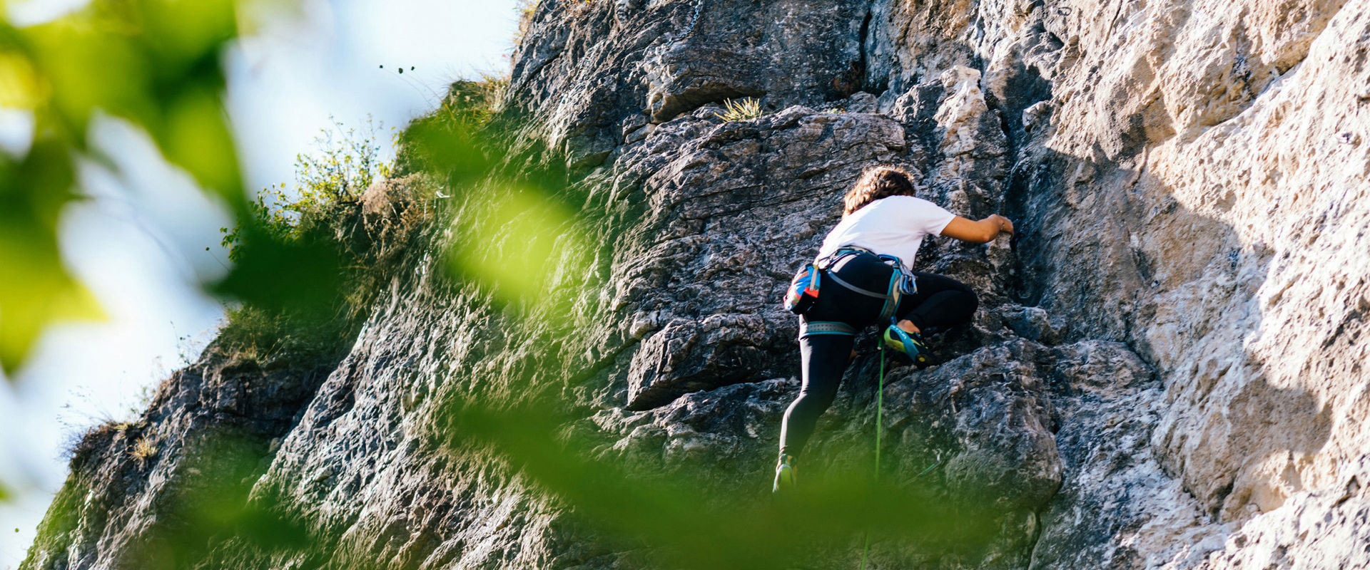 Klettern im Freien in Südtirol - Klettergärten Eine Frau beim Klettern im Klettergarten Marderwand.
