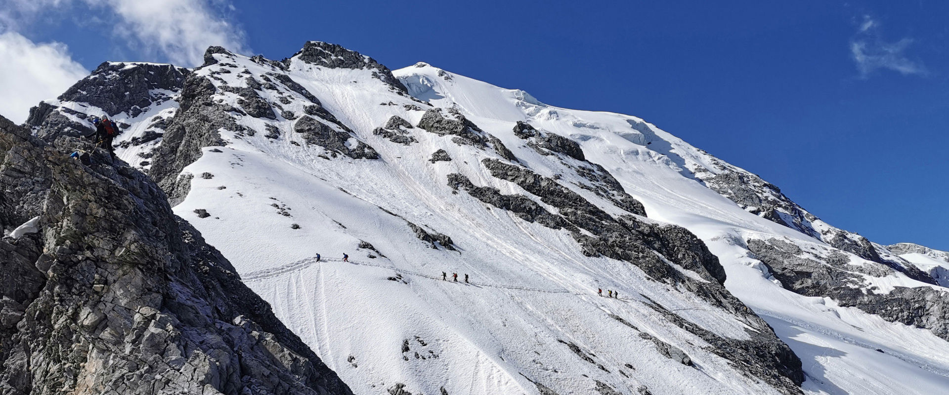 Hochtouren in Südtirol Eine Hochtourgruppe ist auf dem verschneiten Ortler unterwegs.