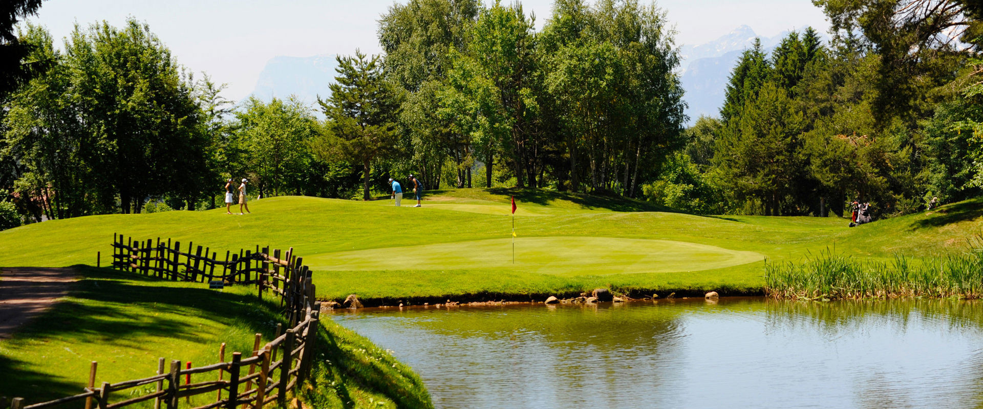 Golfclub Petersberg Golfspieler am Golfplatz unter strahlend-blauem Himmel.