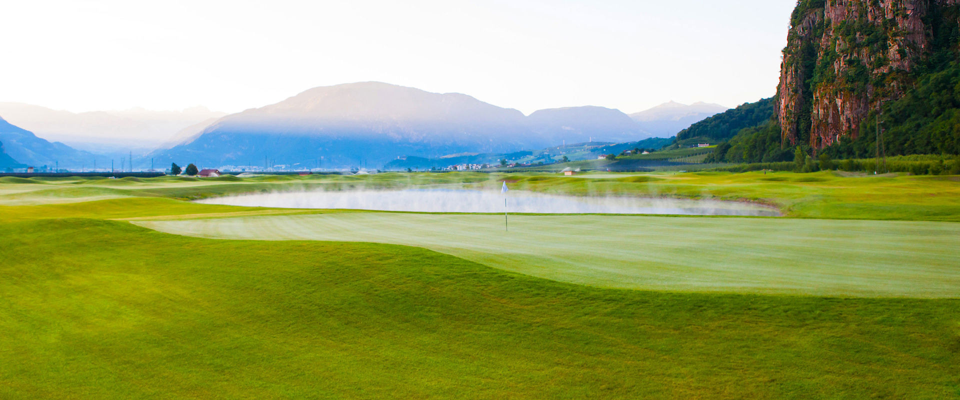 Golfclub Eppan Weiter Blick über einen großen Teil des Golfplatzes.