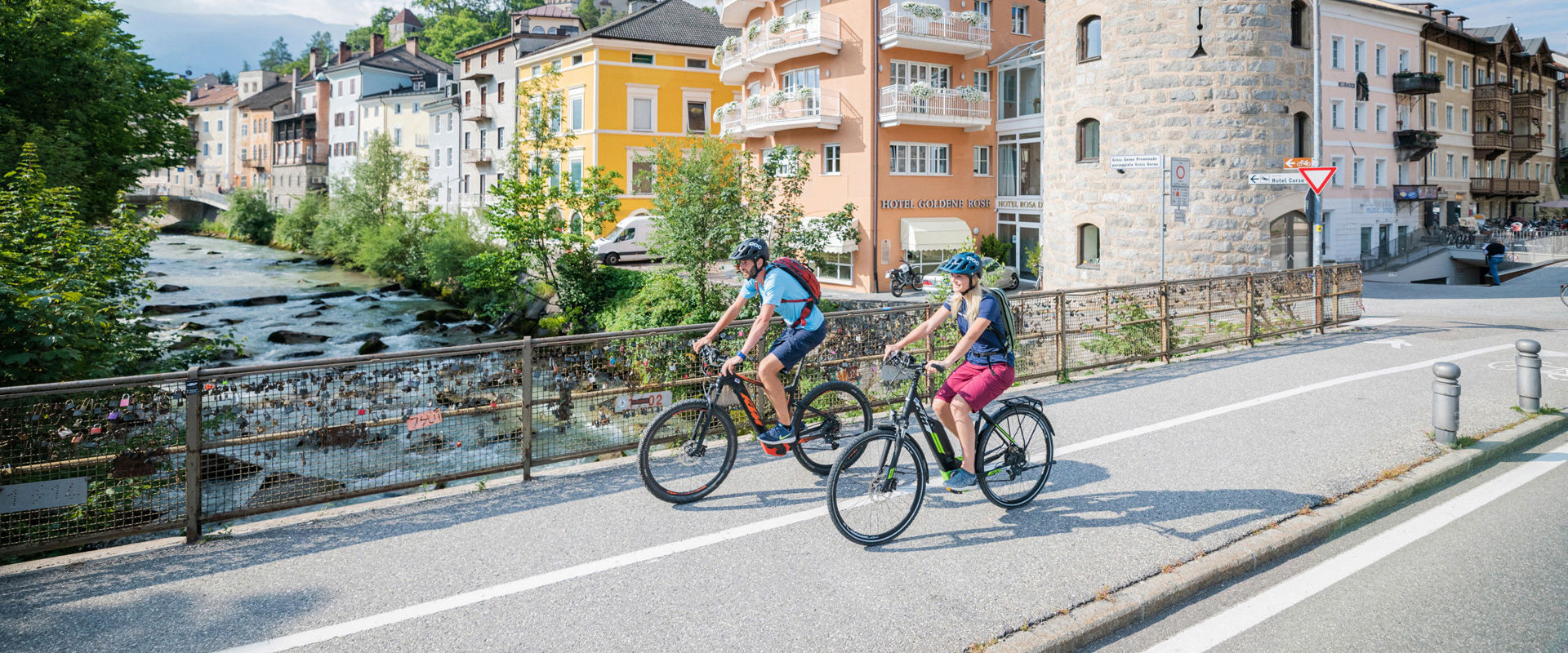 Radwege in Bruneck. 2 Radfahrer sind im Stadtzentrum von Bruneck unterwegs.
