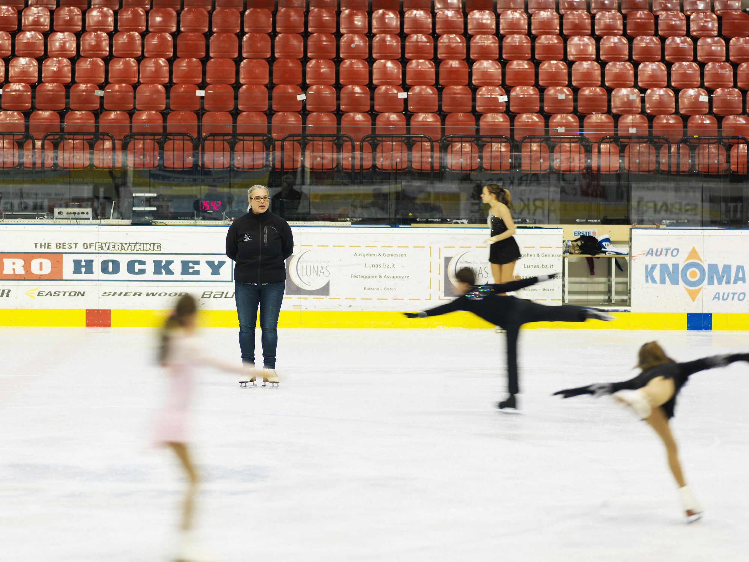 Eiskunstläufer beim Training in der Eissporthalle.