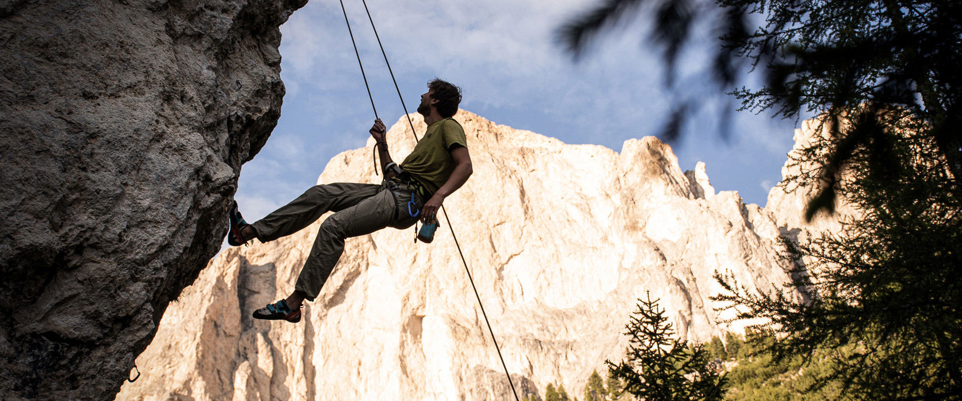 Outdoor-Klettern in Südtirol - Klettergärten Ein Mann klettert an der Kleinen Rotwand im Klettergarten im Karerpass.