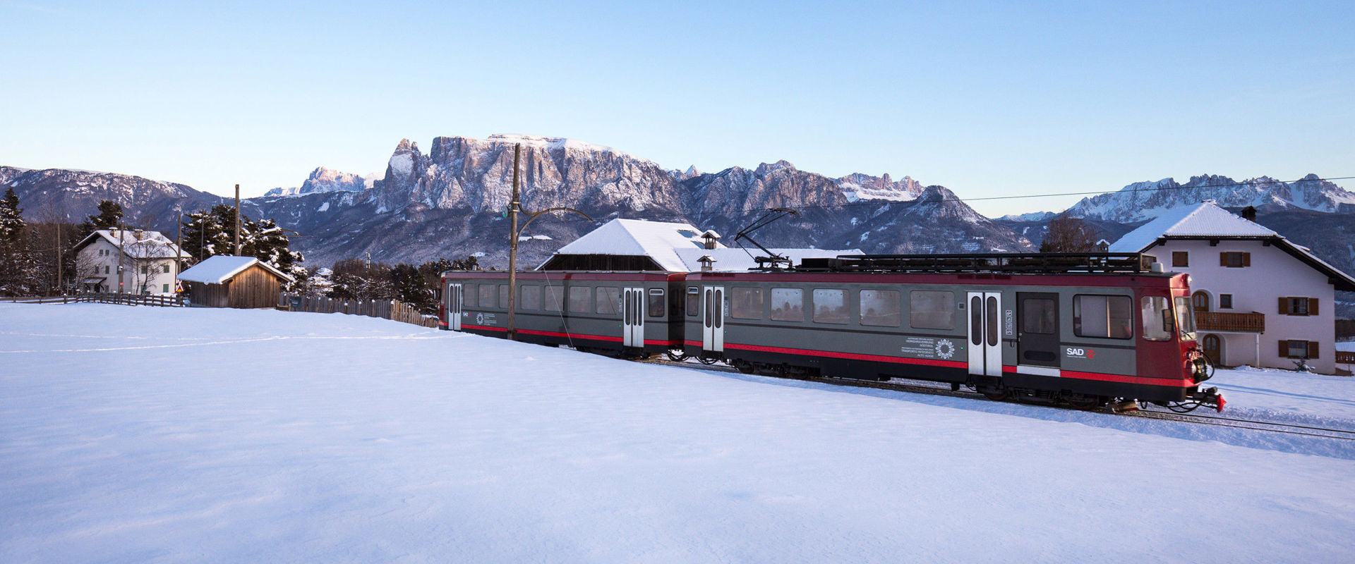 Die Rittnerbahn im Winter. Die Rittnerbahn umgeben von einer weißen Schneedecke.