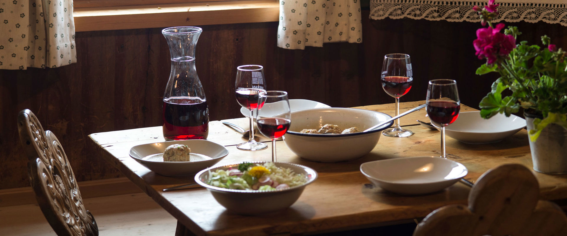 Gedeckter Tisch in einer alten Stube.