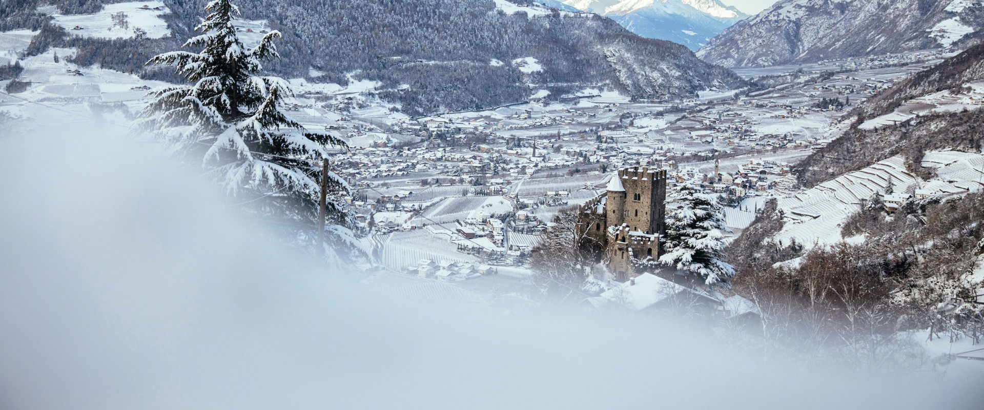 Brunnenburg im Winter Blick von oben auf die Winterlandschaft rund um die Brunnenburg.