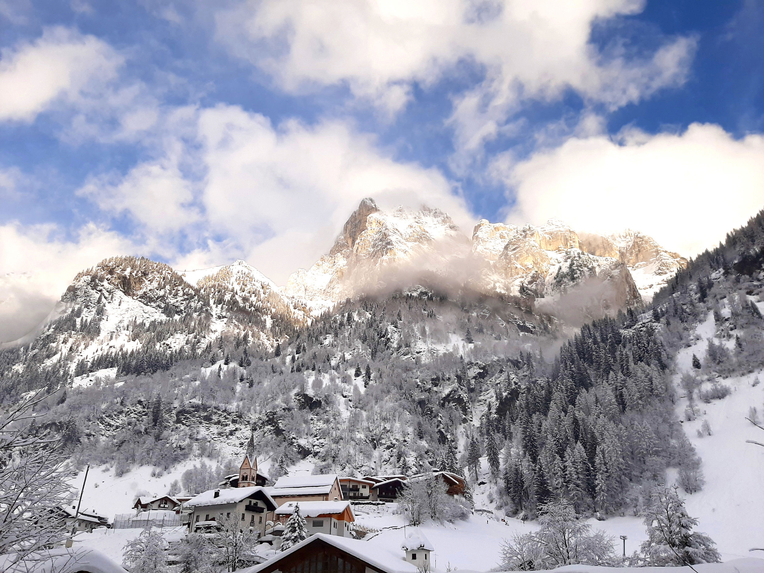 Pflersch mit Kirche im Winter & verschneite Berglandschaft