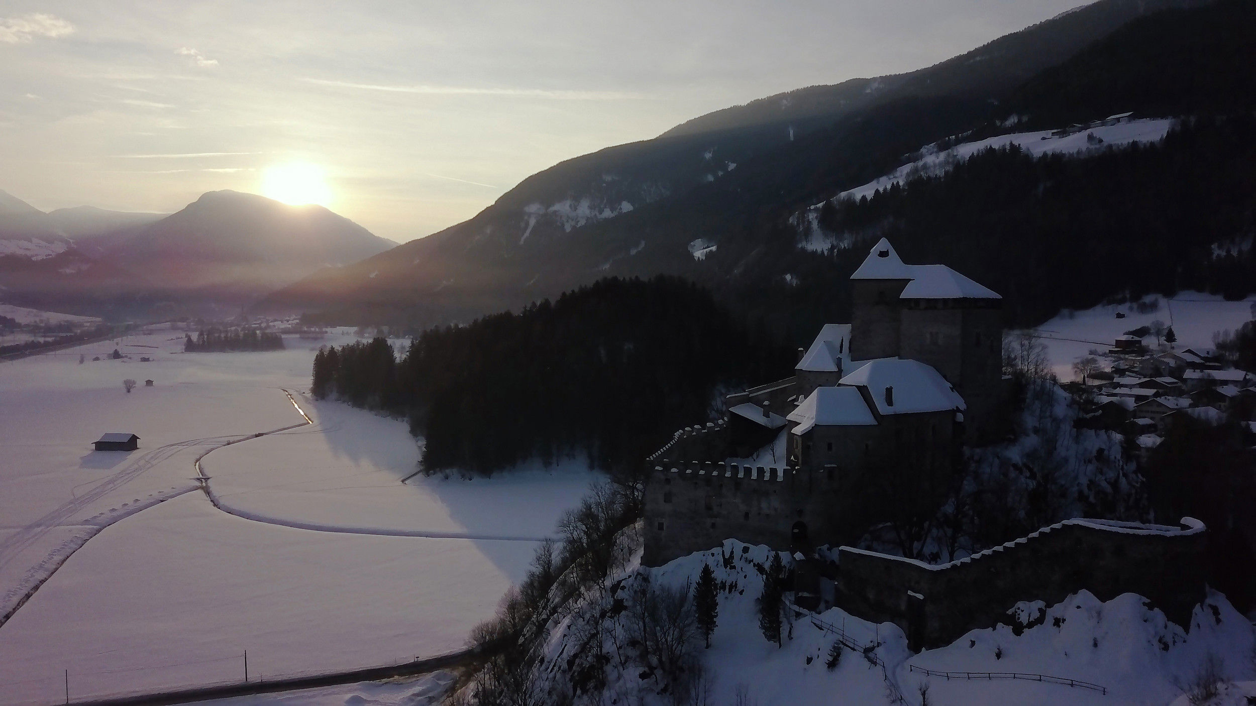 Burg Reifenstein in Freienfeld mit schneebedeckten Feldern