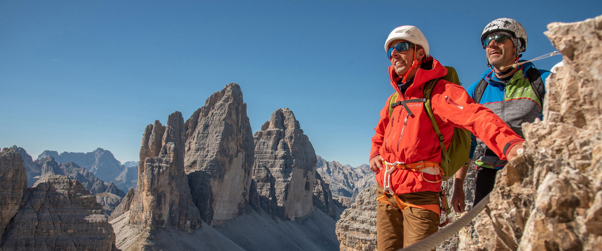 Paternkofel Klettersteig Zwei Männ gehen den Paternkofel Klettersteig.