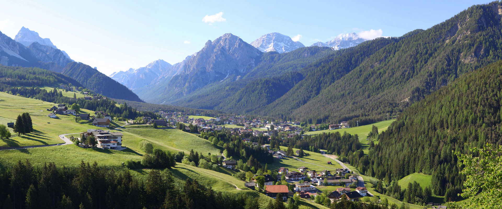 St. Vigil in Enneberg mit Wiesen & Wäldern und Dolomiten