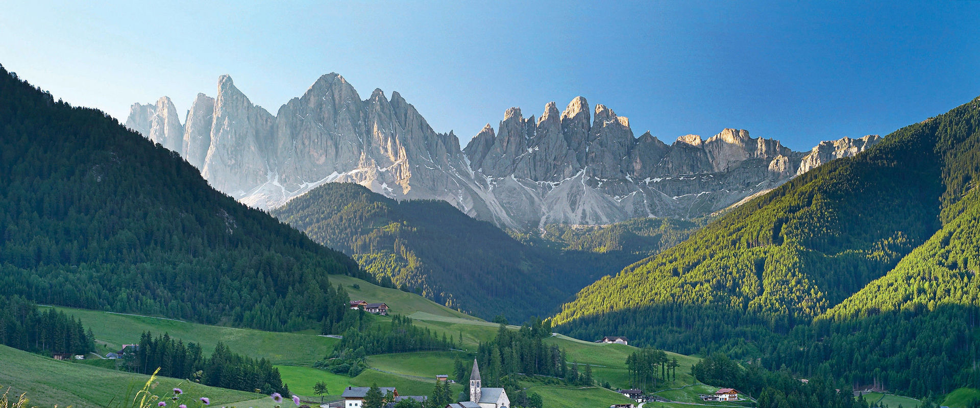 Villnöss im Eisacktal Grüne Wiesen & Wälder im Villnösstal mit Kirchlein und Geislerspitzen