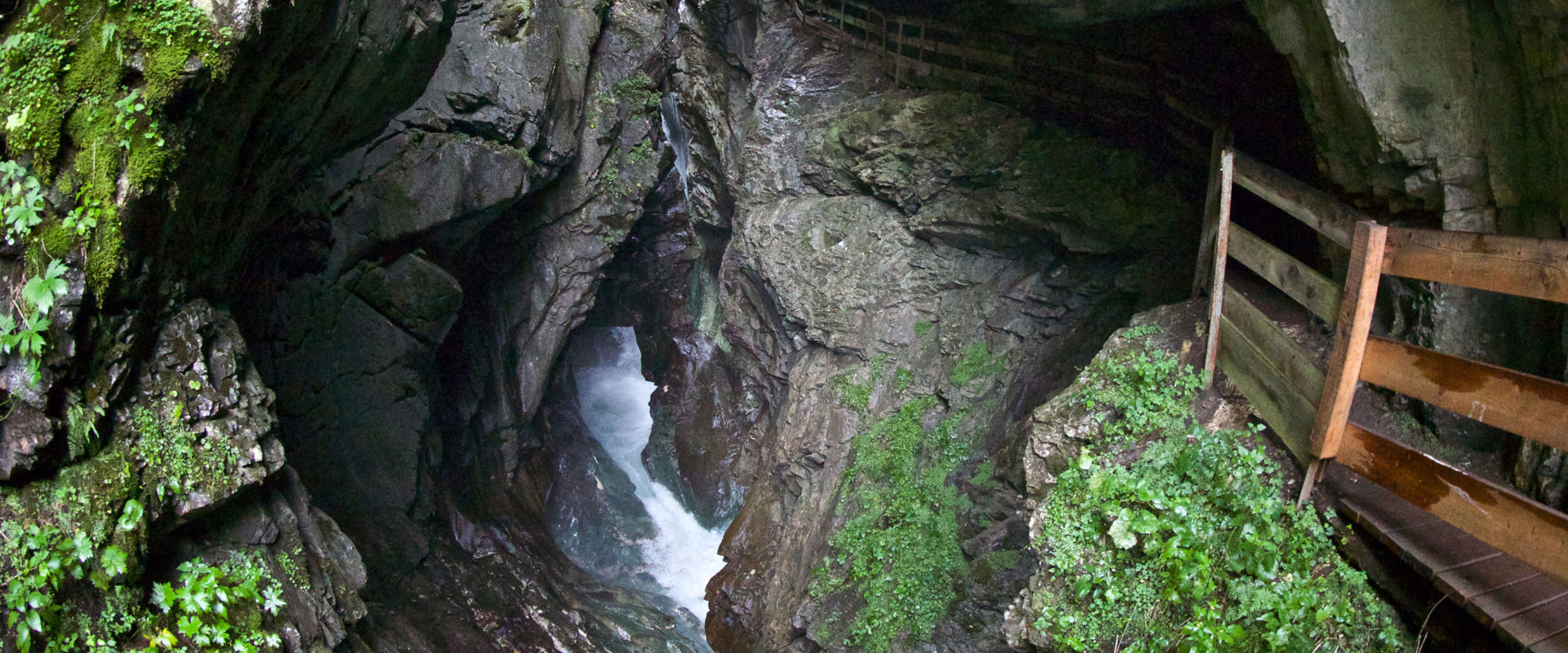 Gilfenklamm Rechts vom Bild geht ein schmaler Pfad durch eine enge Klamm.