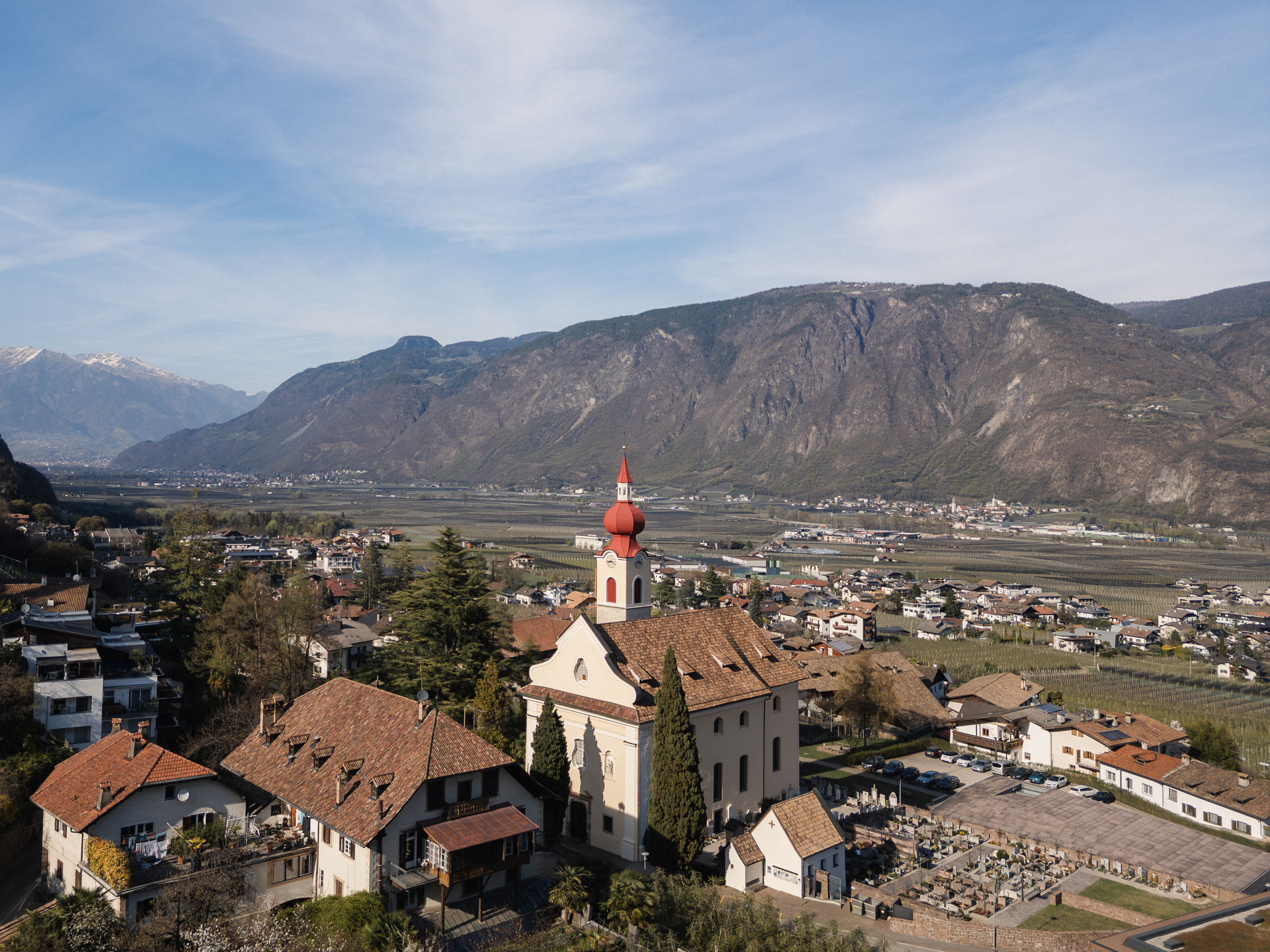 Blick auf das Etschtal und das Rosendorf Nals mit Kirche