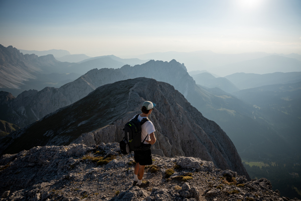 Wanderer bewundert atemberaubende Aussicht auf die Dolomiten.
