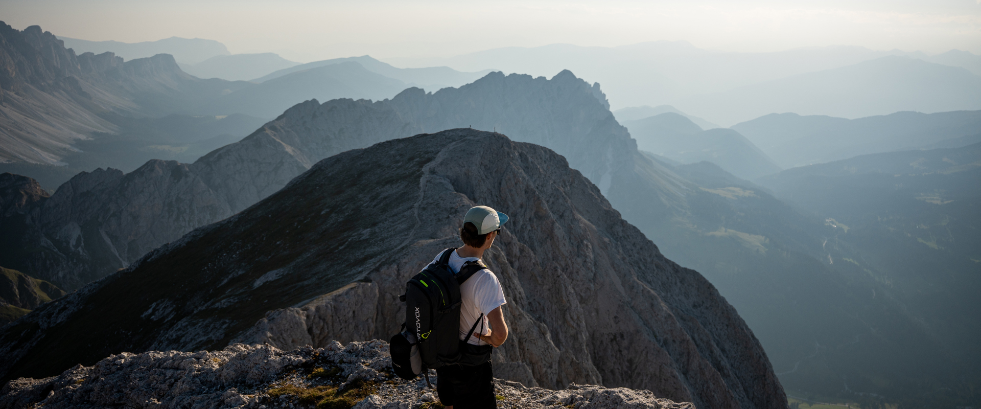 Wanderer bewundert atemberaubende Aussicht auf die Dolomiten.