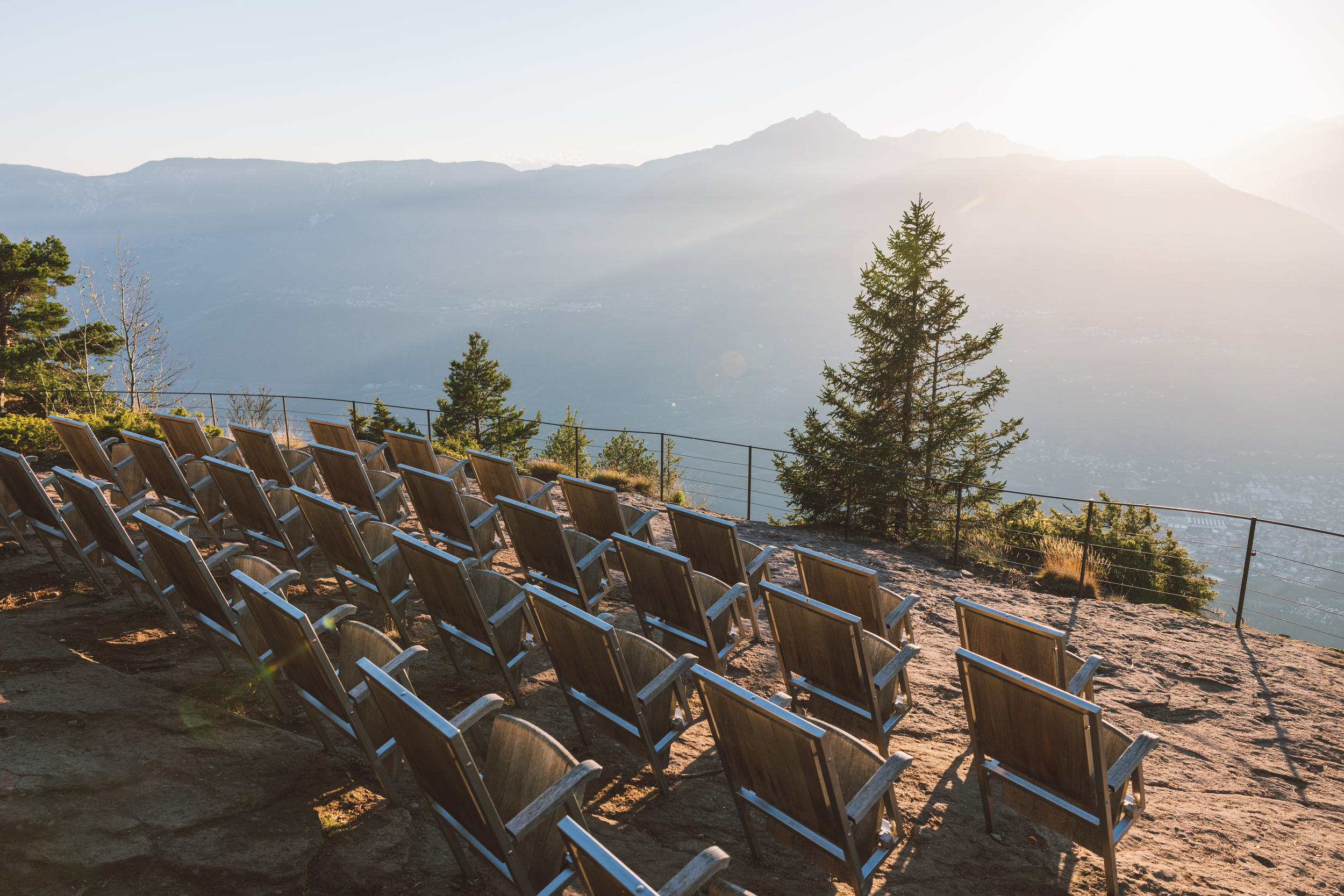 Kinosessel auf einem Felsvorsprung in Vöran - auch bekannt als Konttenkino.