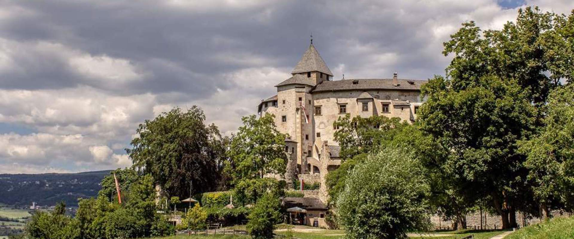 Schloss hinter Bäumen versteckt.