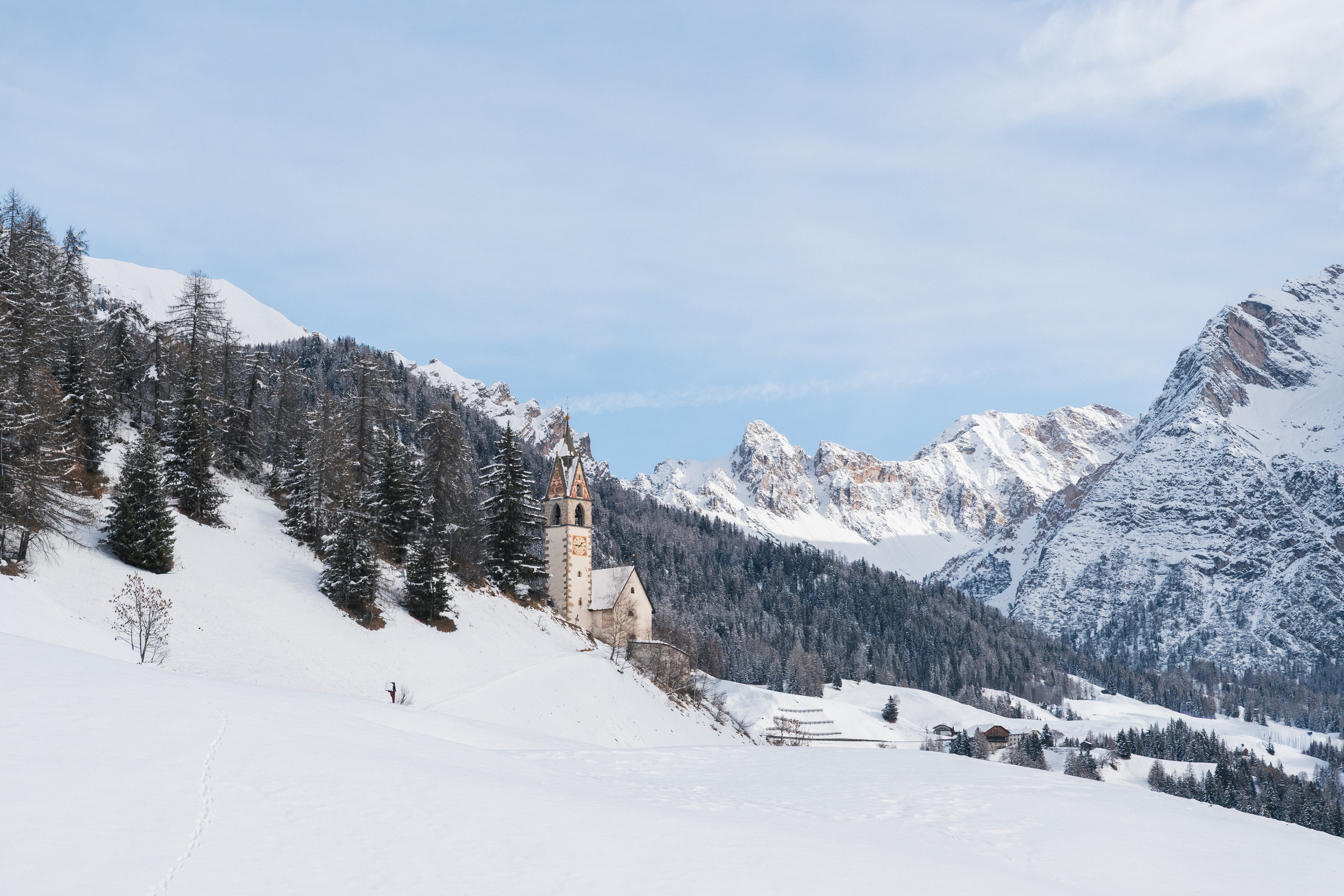 Kapelle zur Hl. Barbara in Wengen und verschneite Berge
