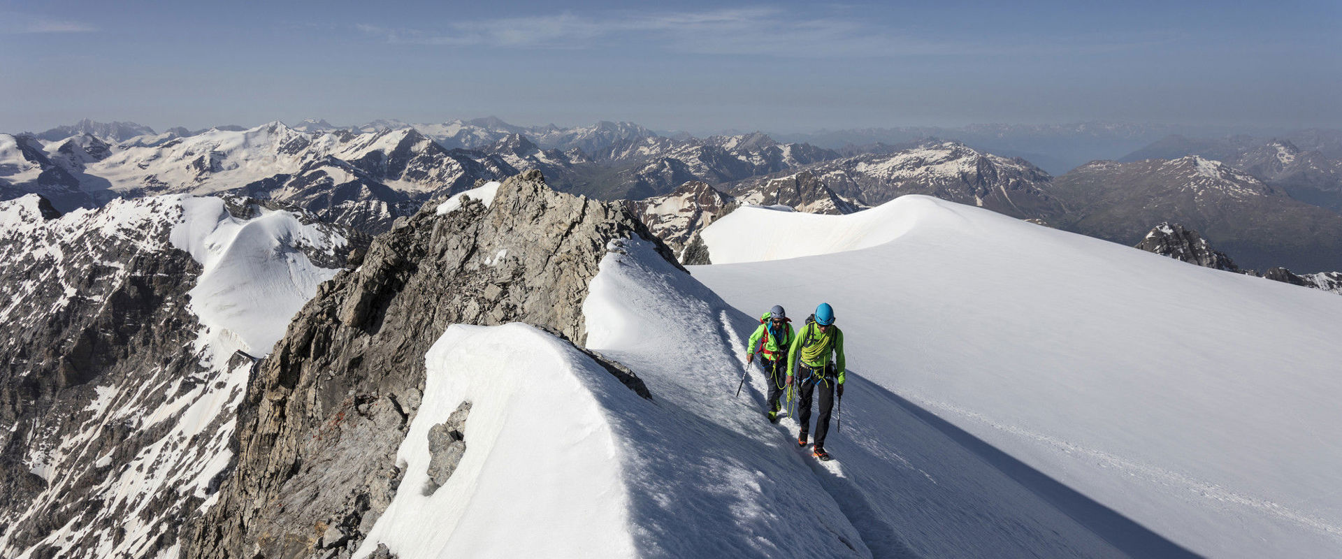 Mit den Tourenski gelangen 2 Sportler auf dem Berggipfel.
