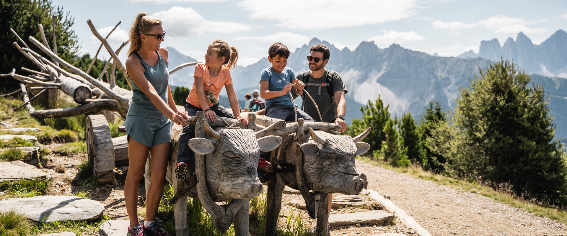 Familien mit Kindern wandern auf dem Woody Walk Weg.