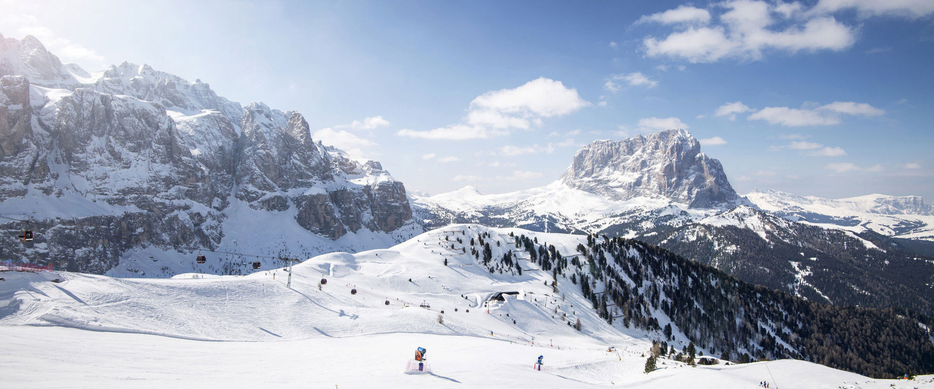 Atemberaubendes Panoramafoto der winterlichen Schneelandschaft Rund um die Sella Gruppe.