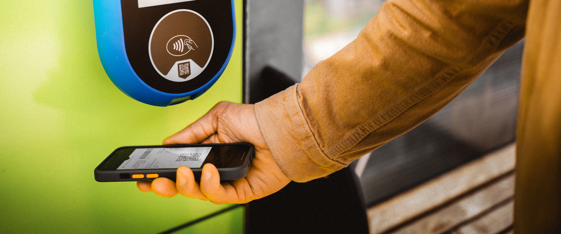 Südtirol Guest Pass Hand hält Karte auf Mobiltelefon für öffentliche Verkehrsmittel zum Entwerten an ein Gerät