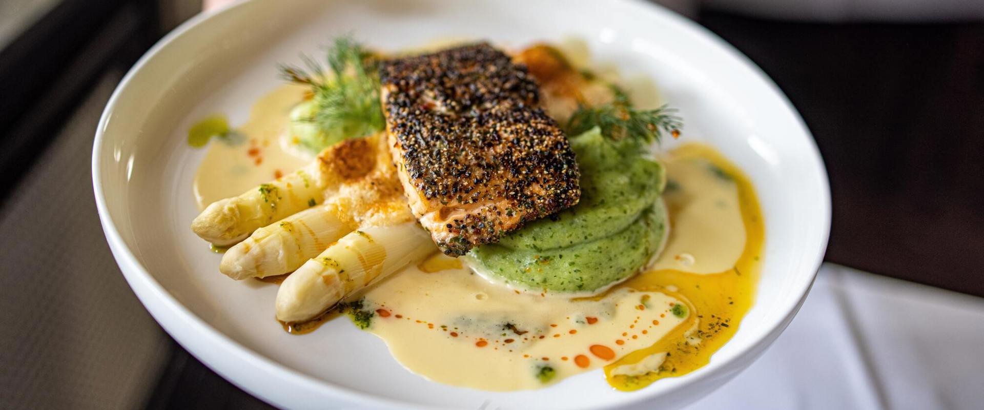 Spargelgerichte Teller mit Spargel und Fisch.