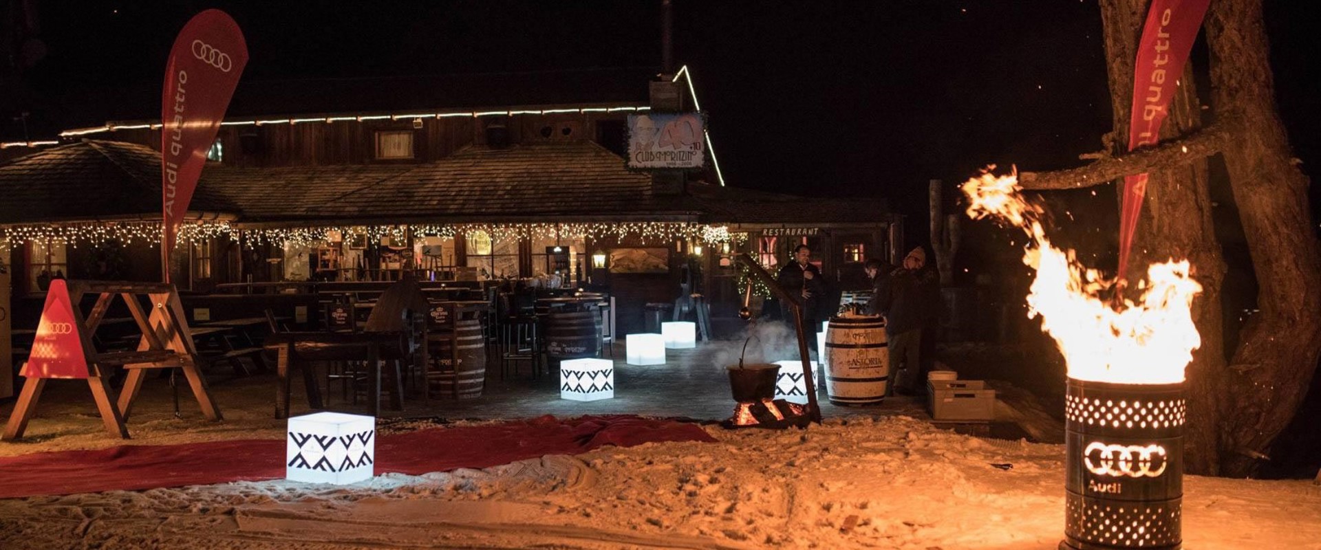 Die beleuchtete Terrasse des Club Moritzino am Abend