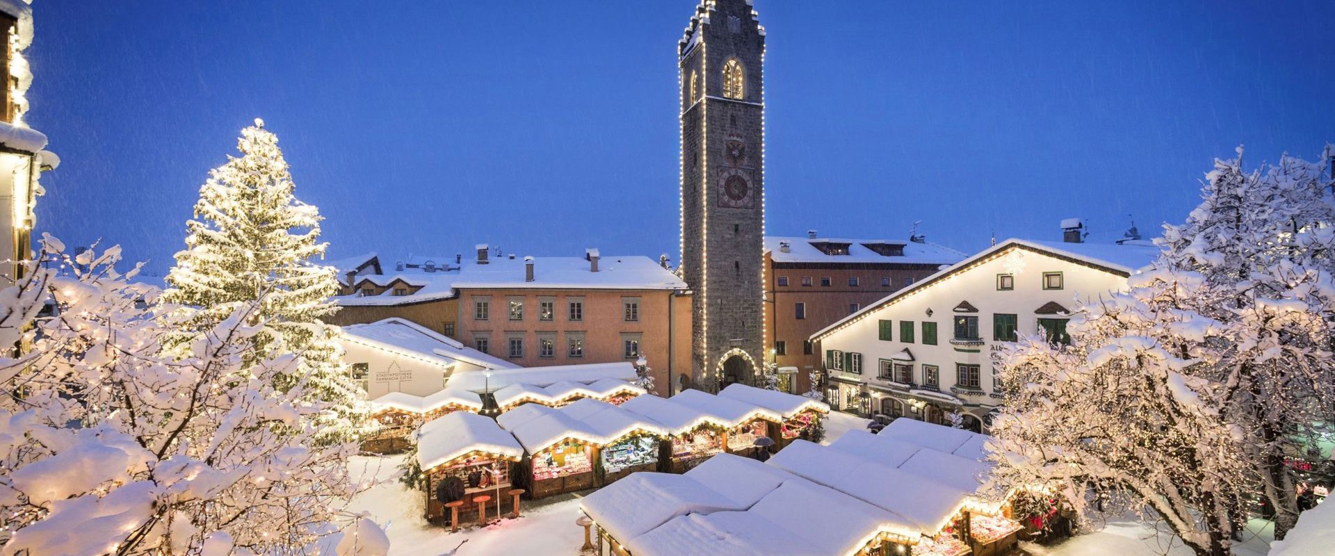 Sterzinger Christkindlmarkt mit Zwölferturm
