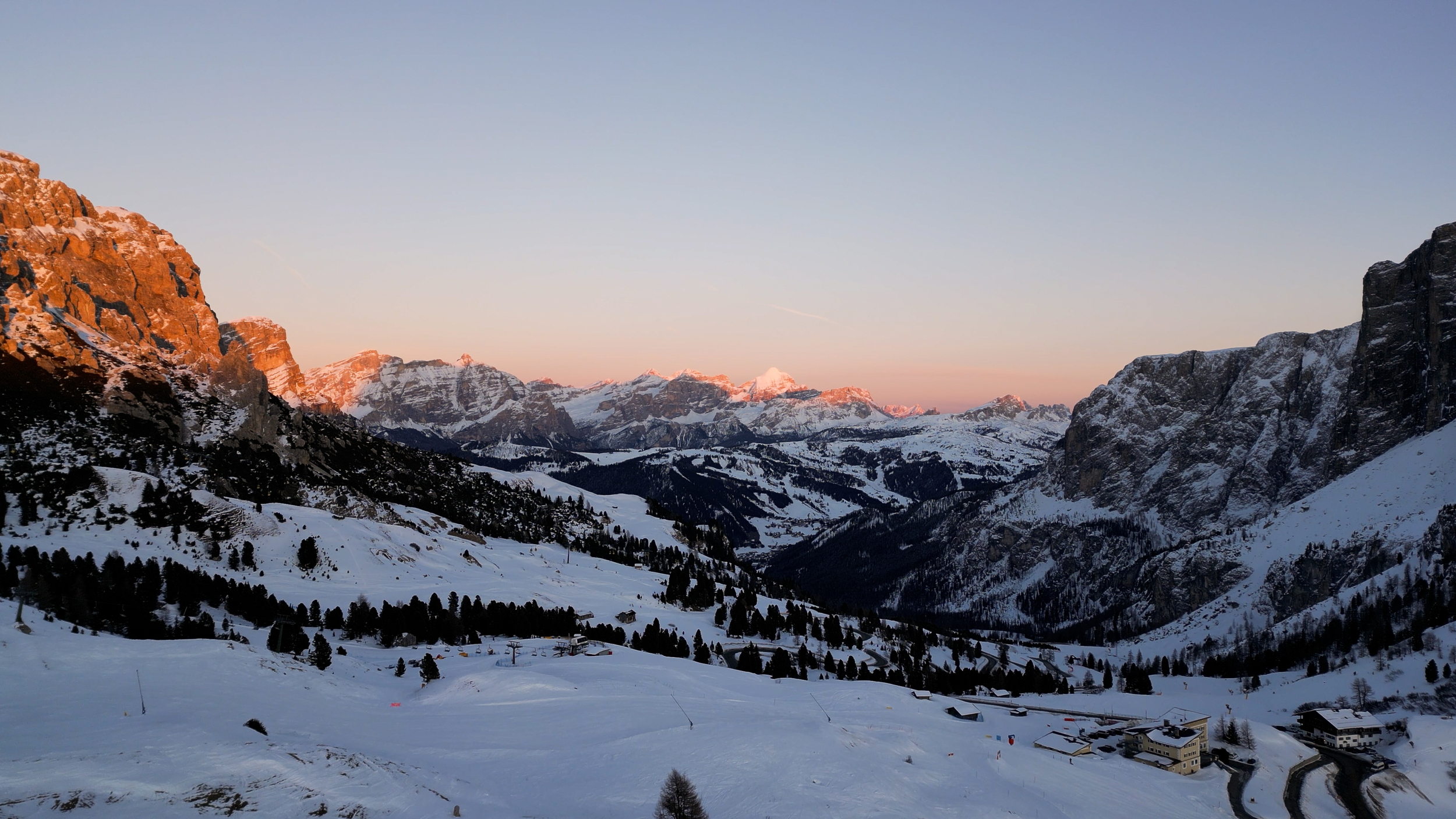 Sonnenuntergang am Grödner Joch mit Blick auf Kolfuschg im Winter