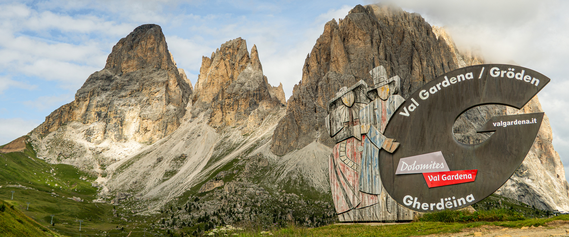 Schneeschuhwandern Gruppe von Schneeschuhwanderern ist am Berg unterwegs.