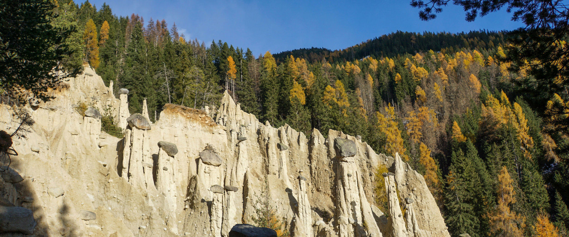 Erdpyramiden Erdpyramiden mit Herbstwald