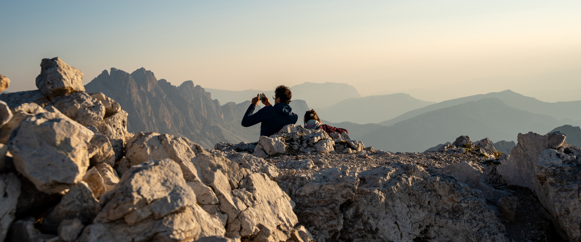 Dolomitenpanorama Wanderer auf Berggipfel beim Fotografieren der Aussicht