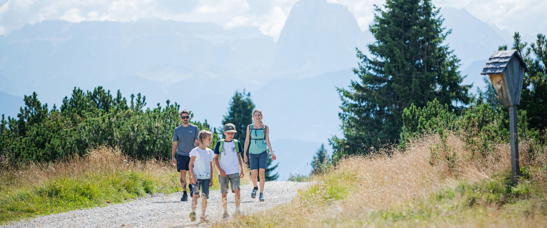 Familie beim Wandern auf der Villanderer Alm