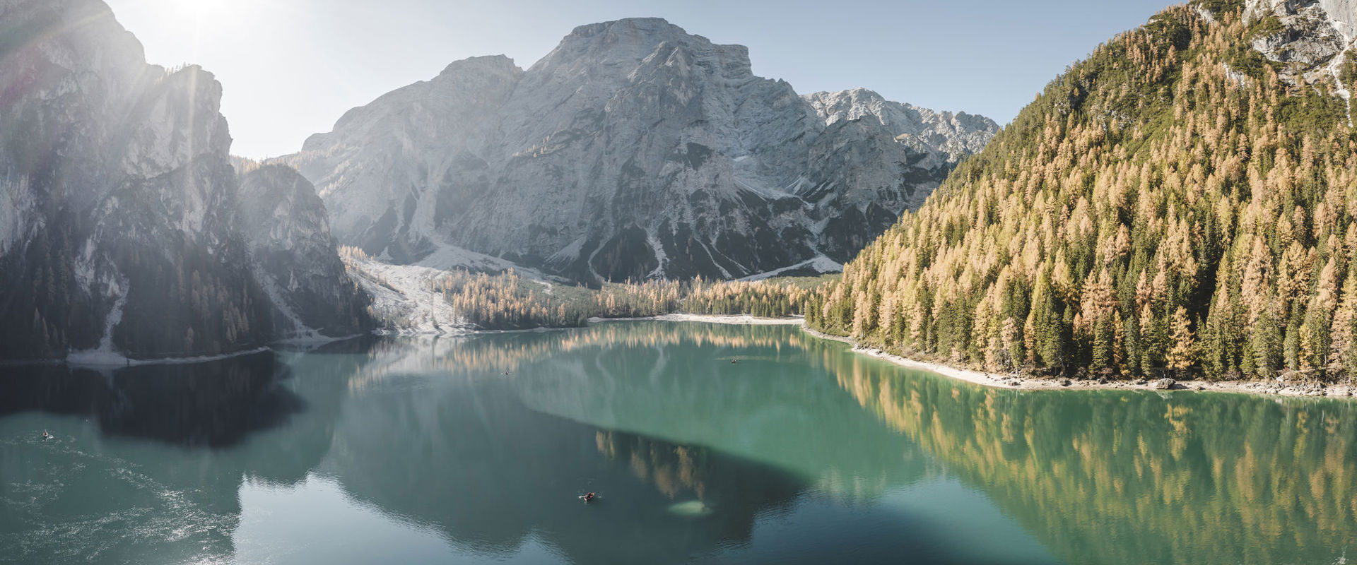Blick auf den Pragser Wildsee und der umliegenden Berglandschaft.