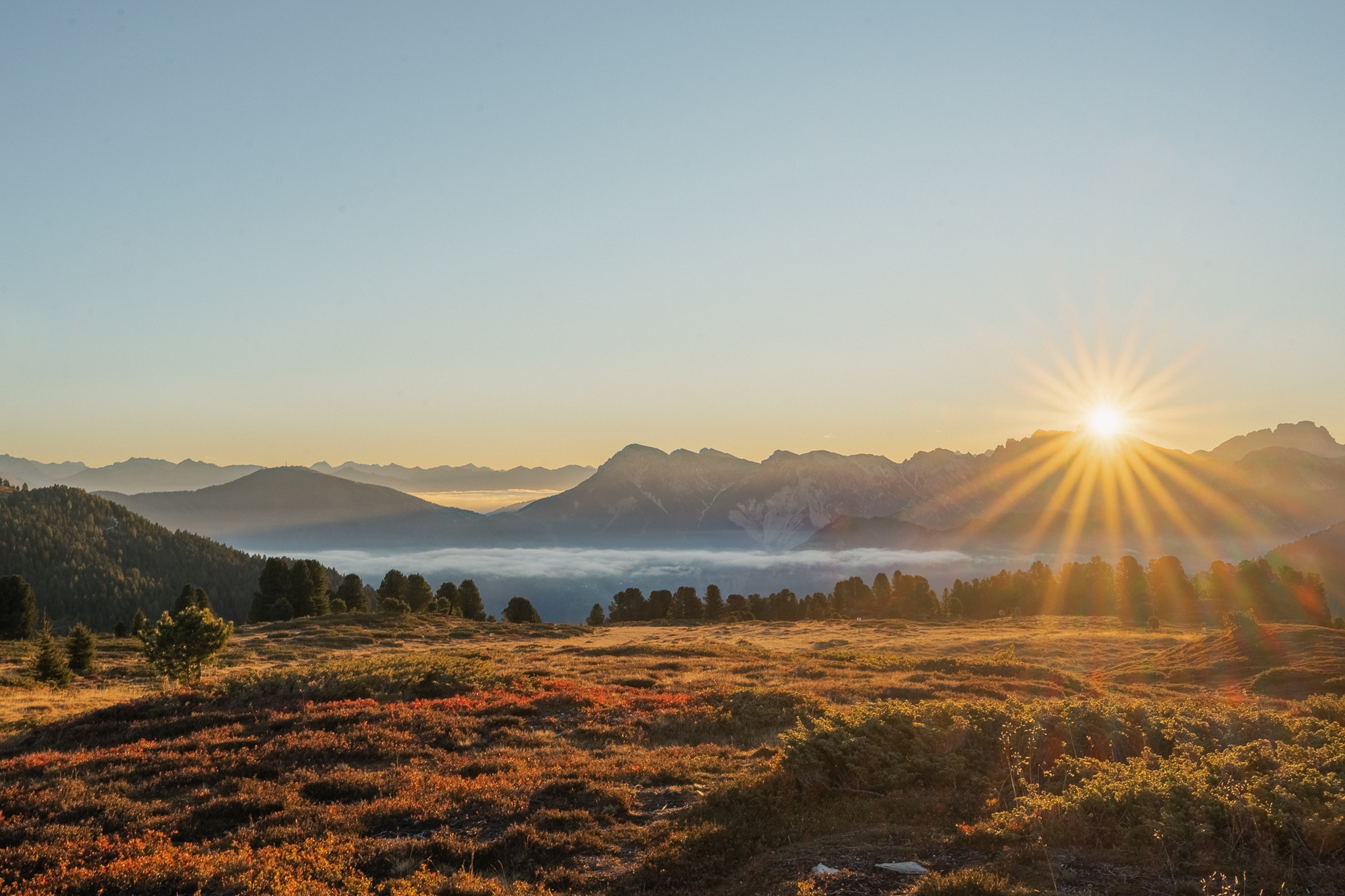 Herbstliche Berglandschaft kurz vor Sonnenuntergang