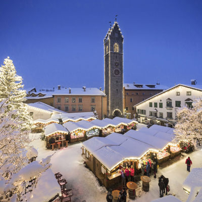 Mit Schnee bedeckte Weihnachtsstände.