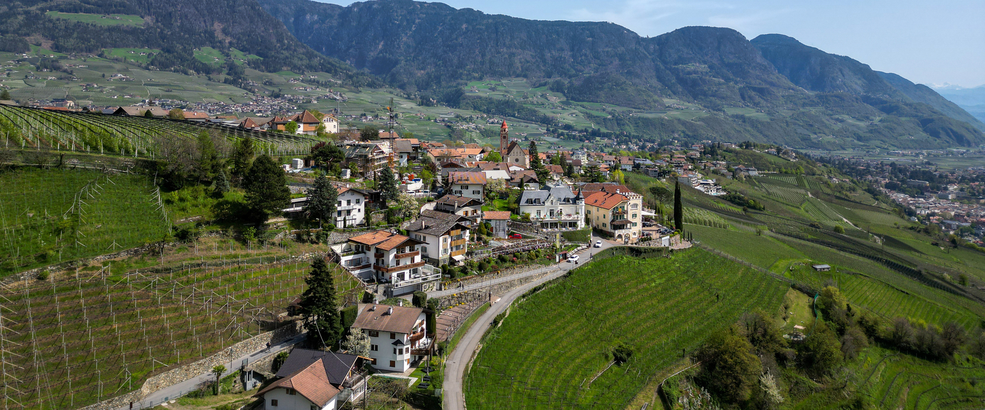 Dorf Tirol Kirche von Dorf Tirol, Weinberge & Berglandschaft