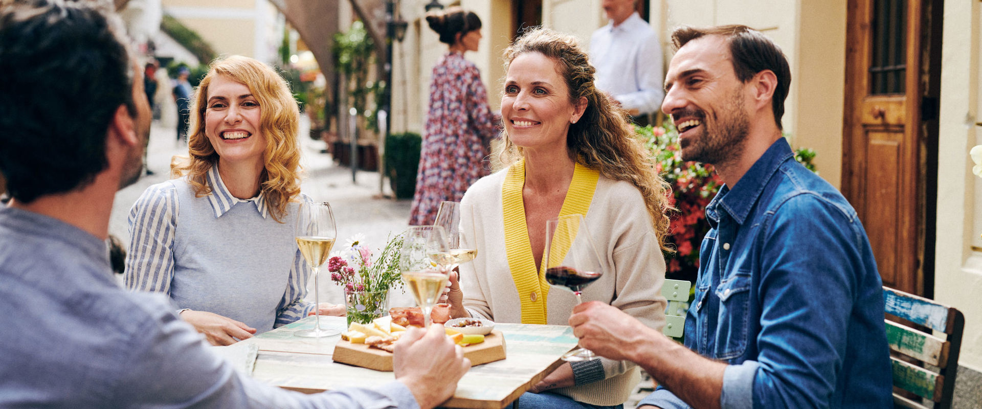 Aperitif Freunde sitzen im Freien und trinken einen Aperitif.