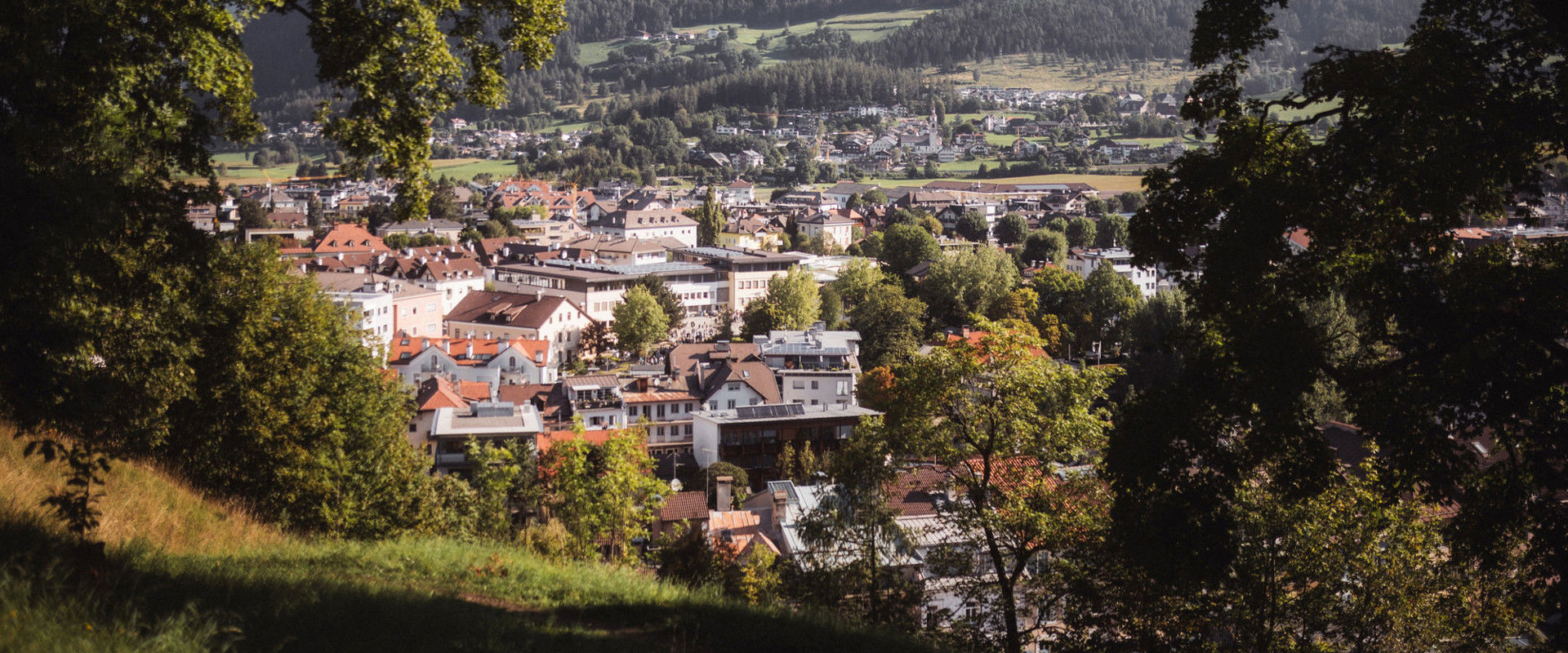 Bruneck Blick auf die Stadt Bruneck mit Bergen im Hintergrund