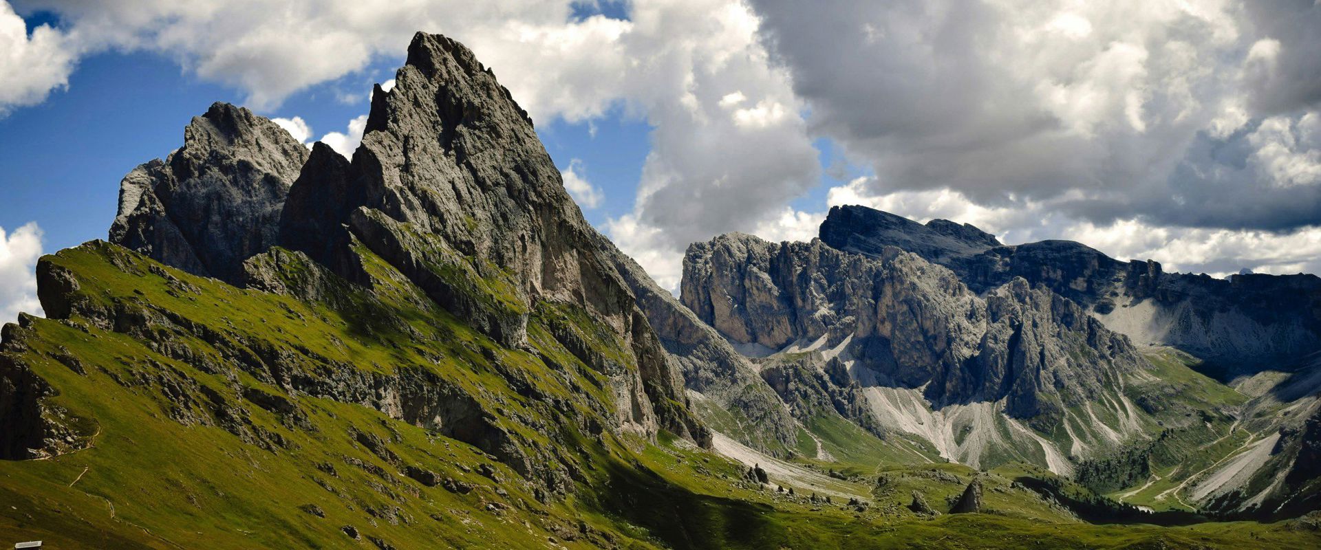 Seceda und andere Dolomitengipfel mit Alm